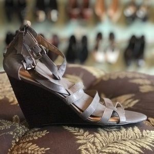 🇺🇸Nine West Arzytoo gray stacked platform wedges